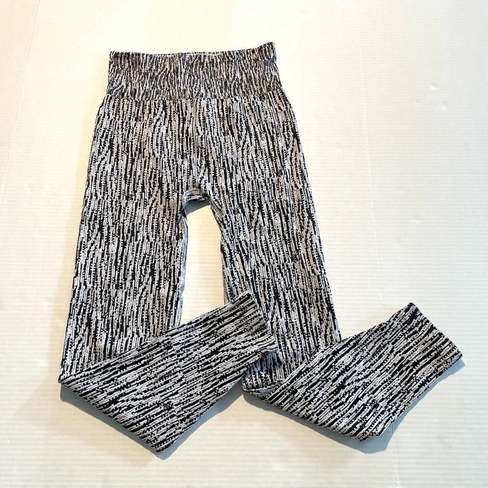 Athleta Flurry Elemental‎ Tight Pixeled Pull On Leggings Black White Women’s S